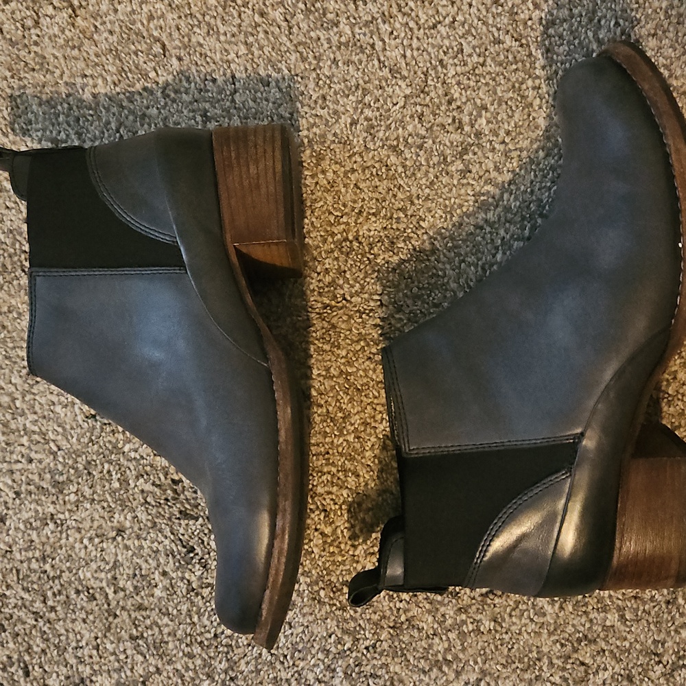 Clarks Women's Black Leather Ankle Boots - sz 7.5 - Picture 4 of 5